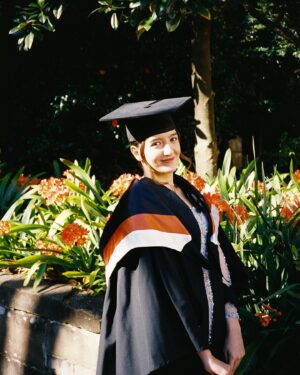 Parisa Shams Instagram - Bachelor of Commerce with double majors in Marketing and, Theatre & Performance Studies 👩🏻‍🎓🎉

I actually graduated years ago, when the borders were closed during the height of the pandemic. So I wasn’t able to attend my graduation ceremony 🥲 As heartbreaking as it was, I am still very grateful because I learned and grew so much during my university days.

I promised myself that I would still take some graduation pictures for memory sake. So here they are, better late than never! Happy and blessed 🥹🫶🏻