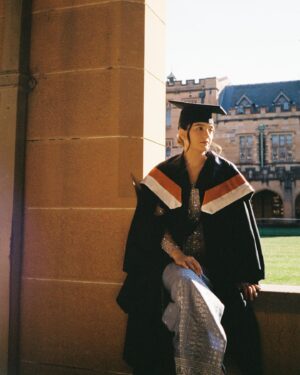 Parisa Shams Instagram - Bachelor of Commerce with double majors in Marketing and, Theatre & Performance Studies 👩🏻‍🎓🎉

I actually graduated years ago, when the borders were closed during the height of the pandemic. So I wasn’t able to attend my graduation ceremony 🥲 As heartbreaking as it was, I am still very grateful because I learned and grew so much during my university days.

I promised myself that I would still take some graduation pictures for memory sake. So here they are, better late than never! Happy and blessed 🥹🫶🏻
