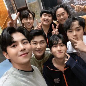 Park Eun-seok Instagram - 더 보이즈- 히스토리보이즈! 
오늘 2회 달려봅니다 
#연극 #히스토리보이즈