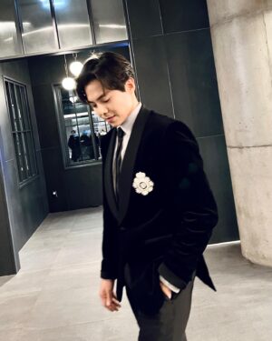 Park Eun-seok Instagram - 2021 한해 정말 수고많으셨습니다. 
올해 초에 다짐했던 말들은 어느새 흐려지고 생각한대로 삶이 순조롭지 않았어도 올 한해를 또 건강하게 넘길수 있음에 감사하는 한해의 마무리가 되셨으면 좋겠습니다. 사랑하는 이들과 함께이신 분들, 혼자 외로이 계시는 분들, 희망과 절망 사이 혼란스러운 모든 분들에게 내일도 떠오르는 태양이 큰 복을 가져다주면 좋겠습니다. 여러분 모두 진심으로 2021 최선을 다하셨어요. 스스로 칭찬도 많이 해주세요! 

#happynewyears