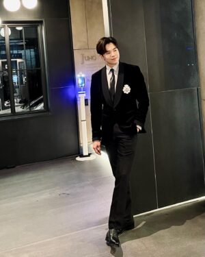 Park Eun-seok Instagram - 2021 한해 정말 수고많으셨습니다. 
올해 초에 다짐했던 말들은 어느새 흐려지고 생각한대로 삶이 순조롭지 않았어도 올 한해를 또 건강하게 넘길수 있음에 감사하는 한해의 마무리가 되셨으면 좋겠습니다. 사랑하는 이들과 함께이신 분들, 혼자 외로이 계시는 분들, 희망과 절망 사이 혼란스러운 모든 분들에게 내일도 떠오르는 태양이 큰 복을 가져다주면 좋겠습니다. 여러분 모두 진심으로 2021 최선을 다하셨어요. 스스로 칭찬도 많이 해주세요! 

#happynewyears