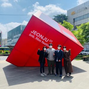 Park Han-sol Instagram - 사랑하는 오토바이와햄버거팀이 전주에서 대상과 왓챠상을 수상했습니다. 우리 모두의 사랑으로 만들어진 영화! 모두들 고생하셨고 사랑해요❤️❤❤️️❤️ #오토바이와햄버거 #전주국제영화제