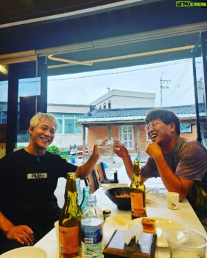 Park Ho-san Instagram - 갑자기 휴가 🥰

#새나루길12 #밤바다 #홍게라면 #홍게강정