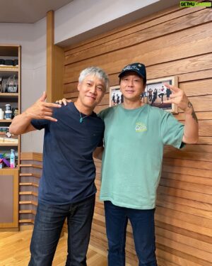 Park Ho-san Instagram - why not? 초대석]

오늘은 윤디와도 인연이 깊은 낭만쟁이 쾌남🌊 
27년차 배우, 박호산님과 함께 했습니다!

준비된 기타로 즉흥 라이브를 아주 거침없이 들려주셨는데, 
라디오 스튜디오가 연극 무대로 바뀌는 매직..✨
무한궤도 <비를 맞은 천사처럼>, 김현철 <형>
들려주셨는데 미니게시판이 “앵콜”로 도배가 됐어요! 
그리고 골라오신 추천곡까지 최고!👍

먼산 윤도현 선생과 먼바다 박호산 선생ㅋㅋ
어딘가 결이 비슷한 두 분의 만남, 너무 즐거웠구요! 
조만간 (4시엔)에서 다시 만나뵙길 기대하고 있겠습니다:) 

#4시엔윤도현입니다 #윤도현 #윤디
#초대석 #배우 #박호산 #통기타 #라이브