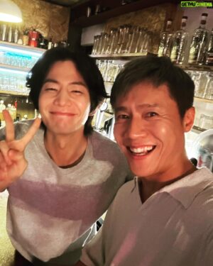 Park Ho-san Instagram - #리퀘스트 는 영화의 내용과 배경이 모두 Bar 이다 보니 촬영내내 땡기던 술을, 촬영이 끝남과 동시에 매일 안마실 수 없는 단점(?)이 있지만 내용과는 상이하게 무지하게 행복하게 일하는중 🥰🎵👍
#최인규 감독 독립장편 #리퀘스트
#송재림 #박호산