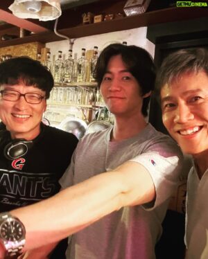 Park Ho-san Instagram - #리퀘스트 는 영화의 내용과 배경이 모두 Bar 이다 보니 촬영내내 땡기던 술을, 촬영이 끝남과 동시에 매일 안마실 수 없는 단점(?)이 있지만 내용과는 상이하게 무지하게 행복하게 일하는중 🥰🎵👍
#최인규 감독 독립장편 #리퀘스트
#송재림 #박호산