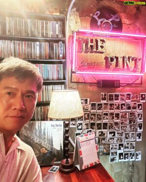 Park Ho-san Instagram - #리퀘스트 는 영화의 내용과 배경이 모두 Bar 이다 보니 촬영내내 땡기던 술을, 촬영이 끝남과 동시에 매일 안마실 수 없는 단점(?)이 있지만 내용과는 상이하게 무지하게 행복하게 일하는중 🥰🎵👍
#최인규 감독 독립장편 #리퀘스트
#송재림 #박호산