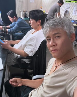 Park Ho-san Instagram - #연극 #아트 #연극아트 주말공연, 
첨으로 하루 2회 하는날
낮공이 끝났는데 두 노장들은 집에 가지 않고 같이 놀아주었다
이 츤데레님들아 🥰👍♥️😭

#엄기준 #이필모 #박호산
#링크아트센터