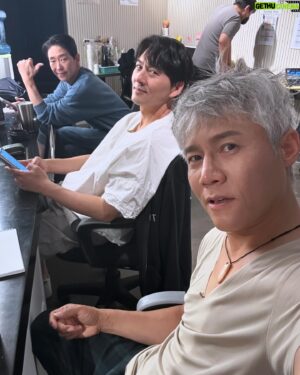 Park Ho-san Instagram - #연극 #아트 #연극아트 주말공연, 
첨으로 하루 2회 하는날
낮공이 끝났는데 두 노장들은 집에 가지 않고 같이 놀아주었다
이 츤데레님들아 🥰👍♥️😭

#엄기준 #이필모 #박호산
#링크아트센터