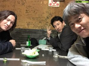 Park Ho-san Instagram - 믿기지도 않고 믿고 싶지도 않지만
부고장을 받고서야 그제서야…
나에겐 선균이 보단 동훈이였던 선균아 동훈아
내 동생아 
니가 무얼 했던 난 정말 널 믿어
얼마나 괴로웠을까
얼마나 힘들었으면…
식장에 가봐야 하는데, 좀 무섭다 …
어쨌던 가볼거야 오늘
이따가 말 못하더라도 이 말 가지고 가
난, 널 아는 우리 모두는, 정말로 정말로 널 믿어

이왕에 누웠으니
편하게, 이제 두다리 쭉 뻗고, 상심 모두 지우고 날리고
편하게 자렴, 편하게 쉬렴
따뜻했던 동생아 ♥️