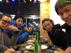 Park Ho-san Instagram - 믿기지도 않고 믿고 싶지도 않지만
부고장을 받고서야 그제서야…
나에겐 선균이 보단 동훈이였던 선균아 동훈아
내 동생아 
니가 무얼 했던 난 정말 널 믿어
얼마나 괴로웠을까
얼마나 힘들었으면…
식장에 가봐야 하는데, 좀 무섭다 …
어쨌던 가볼거야 오늘
이따가 말 못하더라도 이 말 가지고 가
난, 널 아는 우리 모두는, 정말로 정말로 널 믿어

이왕에 누웠으니
편하게, 이제 두다리 쭉 뻗고, 상심 모두 지우고 날리고
편하게 자렴, 편하게 쉬렴
따뜻했던 동생아 ♥️