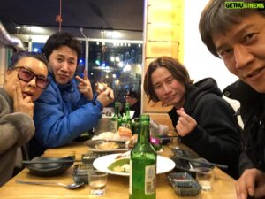 Park Ho-san Instagram - 믿기지도 않고 믿고 싶지도 않지만
부고장을 받고서야 그제서야…
나에겐 선균이 보단 동훈이였던 선균아 동훈아
내 동생아 
니가 무얼 했던 난 정말 널 믿어
얼마나 괴로웠을까
얼마나 힘들었으면…
식장에 가봐야 하는데, 좀 무섭다 …
어쨌던 가볼거야 오늘
이따가 말 못하더라도 이 말 가지고 가
난, 널 아는 우리 모두는, 정말로 정말로 널 믿어

이왕에 누웠으니
편하게, 이제 두다리 쭉 뻗고, 상심 모두 지우고 날리고
편하게 자렴, 편하게 쉬렴
따뜻했던 동생아 ♥️