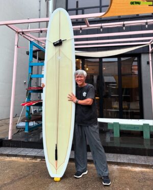 Park Ho-san Instagram - 새 #surfingboard #REDZ #longboard

수 년전 어느 잡지 화보에 서핑보드 한장을 끼고 사진을 찍었더랬다
그 보드가 발리에서 만드는 REDZ 보드 였는데
고맙게도 고맙다고 새 보드를 보내주셨고
커스텀이라 오래걸려 늦게 도착, 이제야 타보게 되었 ㅠㅠ
새보드… 아는 사람만 아는 그 기분 🤙

고맙습니다 REDZ, 잘 탈께요 ♥️