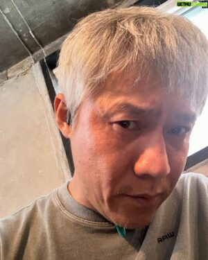 Park Ho-san Instagram - 생존신고
영화촬영중, 노역이라 그런가 매일 늙어가는 기분 😭