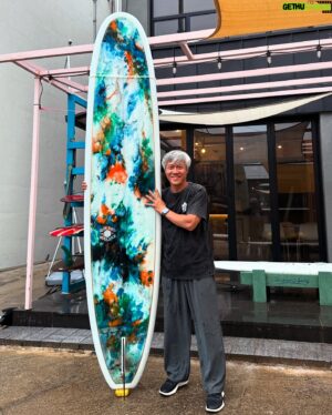 Park Ho-san Instagram - 새 #surfingboard #REDZ #longboard

수 년전 어느 잡지 화보에 서핑보드 한장을 끼고 사진을 찍었더랬다
그 보드가 발리에서 만드는 REDZ 보드 였는데
고맙게도 고맙다고 새 보드를 보내주셨고
커스텀이라 오래걸려 늦게 도착, 이제야 타보게 되었 ㅠㅠ
새보드… 아는 사람만 아는 그 기분 🤙

고맙습니다 REDZ, 잘 탈께요 ♥️