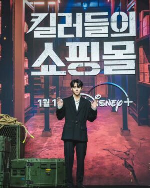 Park Ji-bin Instagram - 화이팅!!! 🫶

#디즈니플러스 #disneyplus #킬러들의쇼핑몰 #ashopforkillers #제작발표회