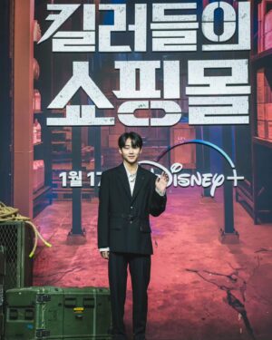 Park Ji-bin Instagram - 화이팅!!! 🫶

#디즈니플러스 #disneyplus #킬러들의쇼핑몰 #ashopforkillers #제작발표회