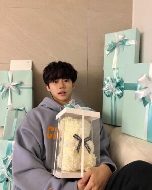 Park Ji-bin Instagram - #내생일 #0314 #고마워요 🖤