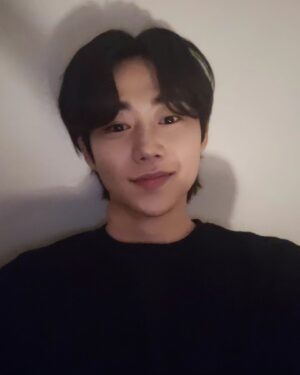 Park Ji-bin Instagram - #안녕#오랜만#읭#?#🙂