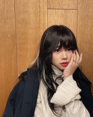 Park Ji-bin Instagram - 첫 촬영을 도와준 @risabae_art 🌹
여배우로 만들어주느라 고생했어🙏🏼
아트적이야 당신 너무고마워x24🥰

 #살인자의쇼핑목록 #생선