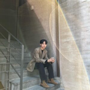 Park Ji-bin Instagram - 나 오늘 테레비 나와요

9시30분 kbs2 #붉은단심 
#특별출연 #본방사수 해줘요 🌹
