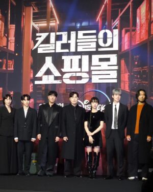 Park Ji-bin Instagram - 화이팅!!! 🫶

#디즈니플러스 #disneyplus #킬러들의쇼핑몰 #ashopforkillers #제작발표회