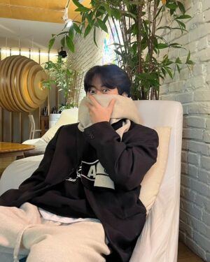 Park Ji-bin Instagram - 🫢