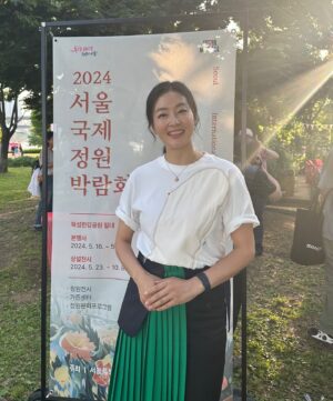 Park Jin-hee Instagram - 오늘 서울국제정원박람회 토크쇼에서 사회를 봤어요!
.
오세훈서울시장님,  유현준 교수님, 박원순 실장님  세 분을 한자리에서 뵙다니!!!! 영광이었습니다😀
.
정말 오랜만에 서울에서 새들이 신나게 웃고 떠드는 소리를 들은것 같아요! 너무 행복한 시간이었습니다🐦‍⬛
.
(Feat. 줄서서…유현준 교수님과 사진찍었어요…😁)