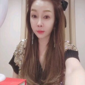 Park Joon-geum Instagram - 12월7일. ~~오늘저녁11시55분 gs홈쇼핑~~
리나시타립스틱~~런칭. 많이보러오세요~
헤어~~아크아뜰리에. 민수현원장. 
메이크업~~정지원원장
의상~~~에르마노셀비노~