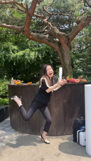 Park Joon-geum Instagram - 울매니저결혼식~~행복하게 잘살아
찰랑찰랑머리결#세라리프베리어클리닉