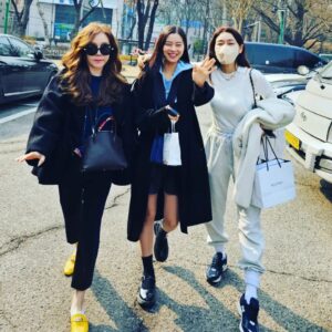 Park Joon-geum Instagram - 분장실~~연극관람