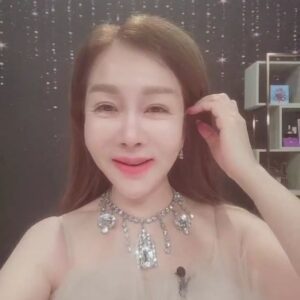 Park Joon-geum Instagram - 현대홈쇼핑~~11시50분 리나시타립스틱.  곧시작합니다