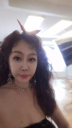 Park Joon-geum Instagram - 촬영중~~~~겨울신상코디촬영중
매거진준금~