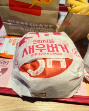 Park Jun-myun Instagram - 다들 롯데리아 가면 뭐먹어? 난 ‘새우버거’ 성의없는 양상추가 포인트.. ㅋㅋ 한국에 1979년에 들어왔다니까 이제는 그냥 쏘울푸드… 그나저나 어젯밤 남푠이 술먹고 계약한 자전거소설 (4년동안시작을못했데)를  탈고하고 제주도로 떠나부렀어 한달 있다가 온데 (야호!!!!!소리질러!!🤣) 암튼 이번주 레미제라블 서울도 끝난다