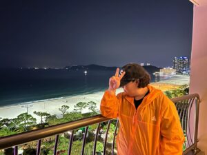Park Jun-myun Instagram - 부산에서의 마지막 휴일이네요 약 두달간의 부산살이 사진집 좀 털어볼게요ㅋ! 

1. 아침에 일어나 커튼을 열면 어김없이 축복같은 날씨가 계속되었어요 비오는게 너무 그립기까지…ㅋ 

2. 약 두달간 먹은 음식중 다시한번 먹고 떠나고 싶은 음식은 바로…. 타코입니다 ‘타케리아 뺀데코’ 타코가 뭐 얼마나 맛있겠냐.. 먹어보면 압니다 한입먹고 바로 한세트 더 주문했어요. 

3. 부산홍보대사 바리톤 정기열씨! @classickai (요즘 제 사진첩에 8할)

4. 부산 동네주민모드 (포토by정기열) 

5. #우리가겨울을지나온방식 #문미순작가 (참 재미있게 읽었어요) 

6. 올해 첫 붕어빵 ! 린아랑 현욱이랑 

7. 정말 큰 사고없이 공연하고 올라갑니다 부산! 감사합니다 !
안~~~~~~~~~~녕!!!!!