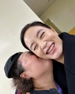 Park Jun-myun Instagram - 그저 사랑하는 마음뿐 …💞 혜수선배님! 감사합니다!!!! 오늘 공연한 동료들하고 사진 찍으것도 좀 올립니다!!! #레미제라블
