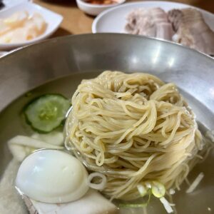 Park Jun-myun Instagram - 그러니까 단체버스타고 무대인사 다니던 지지난주 염정아언니가 내 인스타 사진을 쭉 훏어보며 냉면먹는사진에서 스킵이 멈췄는데….( 참고로정아언니는인스타안함) “냉면 너무맛있겠다..” 하며 침을 꼴깍 넘겼다 “선배님! 평양냉면인데 좋아하세요? ” 물었더니 “나 …너무 좋아하지.. 평양냉면!!” “그럼 날 잡으시죠!! 그리하여 혜수선배님이하 해녀모두 평냉회동 날짜를 잡은 것이다 14일 당일 월요일이긴하나 워낙 손님이 많은 집이고 혹여 웨이팅이 길어질까 기꺼이 혜수선배님과 10시30분부터 가게앞에 도착해 수선을 떨었다 !! 드디어 입장!!!!해녀도아닌 민시까지(민시는 해녀도 아닌데 맨날낀닼ㅋㅋ) 일곱명이 착석 ! 냉면이 깔리고 만두에 제육까지 흐드러지게 한상 차려졌다 나는 냉면사발을 들고 쭉~ 들이키며 그 감칠맛을 온몸으로 느끼고 있었다 그리고 내앞에 앉은 정아언니! 평냉을 좋아헌다던 우리 정아언니!!!! 식초와 겨자를 촵촵 뿌리고 국물을 떠넘기며 이제야 안도하는 것이다🤣🤣🤣나는 짧게 “안돼요!” 라고 외치며 살짝 흘겨보았다는…. 그리하야 나는 ‘냉면꼰대’ 가 되었다 사랑해요 염정아!