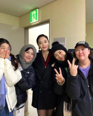 Park Jun-myun Instagram - 그저 사랑하는 마음뿐 …💞 혜수선배님! 감사합니다!!!! 오늘 공연한 동료들하고 사진 찍으것도 좀 올립니다!!! #레미제라블