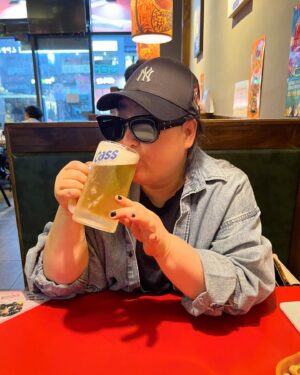 Park Jun-myun Instagram - 맥주는 cass 🍺🍻