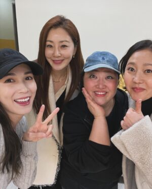Park Jun-myun Instagram - 염정아선배님 , 오나라 언니, 린아판틴 💖