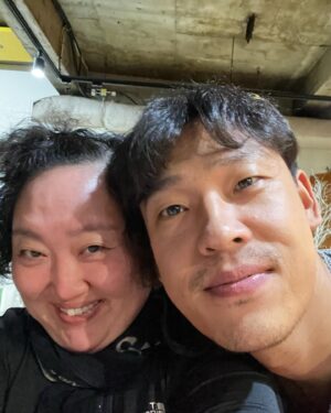 Park Jun-myun Instagram - 어느날 카이가 예쁜 프린스티를 입었길래 장난으로 “내놔!!” 했더니 깨끗이 빨아서 다음날 진짜 내놓은 것! 예쁘 프린스티랑 카이가 쓴 에세이도 선물로 주었다 😭고맙다 !! 카이가쓴 에세이 #예쁘다너  많이 사랑해주세요!!! (이미 5쇄를 찍었지만 👍👍👍) 마지막사진은 별책부록 with최재림