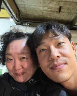 Park Jun-myun Instagram - 어느날 카이가 예쁜 프린스티를 입었길래 장난으로 “내놔!!” 했더니 깨끗이 빨아서 다음날 진짜 내놓은 것! 예쁘 프린스티랑 카이가 쓴 에세이도 선물로 주었다 😭고맙다 !! 카이가쓴 에세이 #예쁘다너  많이 사랑해주세요!!! (이미 5쇄를 찍었지만 👍👍👍) 마지막사진은 별책부록 with최재림