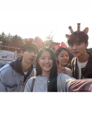 Park Jung-woo Instagram - #20세기소녀 #넷플릭스 #netflix 
따뜻했던 20세기 소녀
즐거웠어 너무너무 고마워요 😋
#20thcenturygirl #김유정 #변우석 #노윤서 #박정우