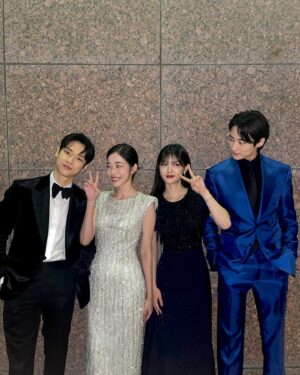 Park Jung-woo Instagram - 부산 국제 영화제를 다녀오다
저의 인생 첫 영화가 부국제에 초청받아 큰 영광이였습니다. 
저와 함께 해주신 모든 분들께 감사드립니다!
부산에서의 행복하고 감동적인 순간들을 꼭 기억하고 있을게요
축하해주신 모든 분들께 감사드립니다.
앞으로도 잘 부탁드립니다!
우리 20세기 팀 여러분 너무 고맙구 사랑해요
우리 바로 식구들 항상 감사하구 사랑합니다 
넷플릭스 사랑합니다 
Fire st love. void_h love. 
그리고 아버지 어머니 동생들 사랑해요❤️
#biff #20세기소녀 #김유정 #변우석 #박정우 #노윤서 #varoent #netflix