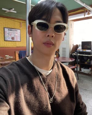 Park Jung-woo Instagram - 영도에 가다 🕶️