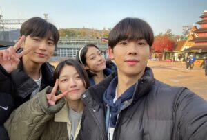 Park Jung-woo Instagram - .
킹카 백현진 😏
모두 모여!

#Netflix #20세기소녀 #백현진