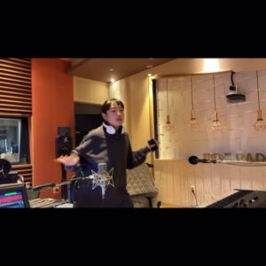 Park Moon-chi Instagram - -긴 글 주의- @starnight91.9 
2020년부터 햇수로 총 5년간 함께한 별밤의 고정 게스트 문요는 오늘 막방을 마쳤습니다!..
울참 열심히 했지만 결국 부엉이들이 보낸 편지같은 메세지들과 마지막 인사덕에 .. 눈물로 물들어버렸네요 껄껄ㅎ,,,,^.^..
아무래도 그간 부엉이들에게 받아온 응원과 애정 덕분에 더욱 더 울참에 실패 한 듯 합니다,,하핫(부엉이들도 같이 우는거 내가 봄.,,) 
사실 소식을 들은 날부터 슬픈 마음이 자꾸만 들어서 며칠 내내 심란했던 것 같은데, 솔직하고 시원하게 여러분들께 진심을 전하게 되어 매우 시원 섭섭한 마음입니다.
증말 별거 없던 문치의 근황을 일주일마다 함께 관심가져주시고, 사랑해주셔서 감사했습니다! 열심히 만든 음악들은 물론, 제 일상까지도 재밌게 공유 할 수 있었고,. 그리고 멋진 대선배님들과 재밌게 방송해보는 경험까지.. 모든 게 좋았던 기억 뿐이네요.
비록 월요일 문제요정 문치는 매주 못보겠지만 .. 희노애락이 듬뿍담긴 별밤은 저를 피하지 못 할 것입니다. 음악활동 열심히 해서 마구 나가려구 하그등여~!
생방송 이라는 게 처음에는 정말 부담스러웠었는데, 매주 하면서 결국 내 작업실처럼 편안한 스튜디오가 될 때 까지 정말 많은 걸 배웠습니다!! 문치의 인생에 새로운 카테고리를 열어주신 김이나의 별밤 다시한번 감사 드리고, 지금까지 함께했던 피디님 ,작가님들도 항상 갑작스런 인사 밖에 못전해 아쉬웠는데,. 모두모두 정말 감사했습니다!! 이별은 항상 힘들지만 .. 저의 새로운 시작이라고 생각하고 월요일 10시가 되면 더더욱 열심히 음악으로 한번 달려보겠습니다!!! 사랑합니다 🩷 이나언니 재정작가님 채원작가님 민경피디님 우리 음향감독님들 !!! 5년의 감사함을 글로 표현하기란 정말 어려운 일인 것 같아요.,.ㅎㅎ 그럼••• 지금 까지 별밤의 문제요정 문치 였습니다~!! 쬬옥 또만나요~~❤️🦉🦉🦉