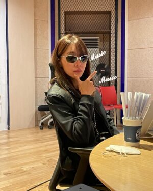Park Moon-chi Instagram - -긴 글 주의- @starnight91.9 
2020년부터 햇수로 총 5년간 함께한 별밤의 고정 게스트 문요는 오늘 막방을 마쳤습니다!..
울참 열심히 했지만 결국 부엉이들이 보낸 편지같은 메세지들과 마지막 인사덕에 .. 눈물로 물들어버렸네요 껄껄ㅎ,,,,^.^..
아무래도 그간 부엉이들에게 받아온 응원과 애정 덕분에 더욱 더 울참에 실패 한 듯 합니다,,하핫(부엉이들도 같이 우는거 내가 봄.,,) 
사실 소식을 들은 날부터 슬픈 마음이 자꾸만 들어서 며칠 내내 심란했던 것 같은데, 솔직하고 시원하게 여러분들께 진심을 전하게 되어 매우 시원 섭섭한 마음입니다.
증말 별거 없던 문치의 근황을 일주일마다 함께 관심가져주시고, 사랑해주셔서 감사했습니다! 열심히 만든 음악들은 물론, 제 일상까지도 재밌게 공유 할 수 있었고,. 그리고 멋진 대선배님들과 재밌게 방송해보는 경험까지.. 모든 게 좋았던 기억 뿐이네요.
비록 월요일 문제요정 문치는 매주 못보겠지만 .. 희노애락이 듬뿍담긴 별밤은 저를 피하지 못 할 것입니다. 음악활동 열심히 해서 마구 나가려구 하그등여~!
생방송 이라는 게 처음에는 정말 부담스러웠었는데, 매주 하면서 결국 내 작업실처럼 편안한 스튜디오가 될 때 까지 정말 많은 걸 배웠습니다!! 문치의 인생에 새로운 카테고리를 열어주신 김이나의 별밤 다시한번 감사 드리고, 지금까지 함께했던 피디님 ,작가님들도 항상 갑작스런 인사 밖에 못전해 아쉬웠는데,. 모두모두 정말 감사했습니다!! 이별은 항상 힘들지만 .. 저의 새로운 시작이라고 생각하고 월요일 10시가 되면 더더욱 열심히 음악으로 한번 달려보겠습니다!!! 사랑합니다 🩷 이나언니 재정작가님 채원작가님 민경피디님 우리 음향감독님들 !!! 5년의 감사함을 글로 표현하기란 정말 어려운 일인 것 같아요.,.ㅎㅎ 그럼••• 지금 까지 별밤의 문제요정 문치 였습니다~!! 쬬옥 또만나요~~❤️🦉🦉🦉