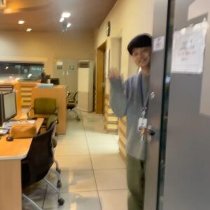 Park Moon-chi Instagram - -긴 글 주의- @starnight91.9 
2020년부터 햇수로 총 5년간 함께한 별밤의 고정 게스트 문요는 오늘 막방을 마쳤습니다!..
울참 열심히 했지만 결국 부엉이들이 보낸 편지같은 메세지들과 마지막 인사덕에 .. 눈물로 물들어버렸네요 껄껄ㅎ,,,,^.^..
아무래도 그간 부엉이들에게 받아온 응원과 애정 덕분에 더욱 더 울참에 실패 한 듯 합니다,,하핫(부엉이들도 같이 우는거 내가 봄.,,) 
사실 소식을 들은 날부터 슬픈 마음이 자꾸만 들어서 며칠 내내 심란했던 것 같은데, 솔직하고 시원하게 여러분들께 진심을 전하게 되어 매우 시원 섭섭한 마음입니다.
증말 별거 없던 문치의 근황을 일주일마다 함께 관심가져주시고, 사랑해주셔서 감사했습니다! 열심히 만든 음악들은 물론, 제 일상까지도 재밌게 공유 할 수 있었고,. 그리고 멋진 대선배님들과 재밌게 방송해보는 경험까지.. 모든 게 좋았던 기억 뿐이네요.
비록 월요일 문제요정 문치는 매주 못보겠지만 .. 희노애락이 듬뿍담긴 별밤은 저를 피하지 못 할 것입니다. 음악활동 열심히 해서 마구 나가려구 하그등여~!
생방송 이라는 게 처음에는 정말 부담스러웠었는데, 매주 하면서 결국 내 작업실처럼 편안한 스튜디오가 될 때 까지 정말 많은 걸 배웠습니다!! 문치의 인생에 새로운 카테고리를 열어주신 김이나의 별밤 다시한번 감사 드리고, 지금까지 함께했던 피디님 ,작가님들도 항상 갑작스런 인사 밖에 못전해 아쉬웠는데,. 모두모두 정말 감사했습니다!! 이별은 항상 힘들지만 .. 저의 새로운 시작이라고 생각하고 월요일 10시가 되면 더더욱 열심히 음악으로 한번 달려보겠습니다!!! 사랑합니다 🩷 이나언니 재정작가님 채원작가님 민경피디님 우리 음향감독님들 !!! 5년의 감사함을 글로 표현하기란 정말 어려운 일인 것 같아요.,.ㅎㅎ 그럼••• 지금 까지 별밤의 문제요정 문치 였습니다~!! 쬬옥 또만나요~~❤️🦉🦉🦉