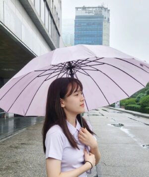 Park Seo-Kyung Instagram - ☔️🌂💜
어쩌다보니 우산과 옷 깔맞춤 
.
.
#다들비피해없으시길바래요🙏